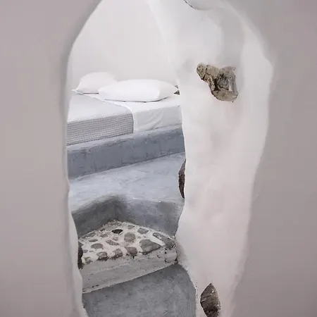 Elyvia Caves Foinikia (Santorini)