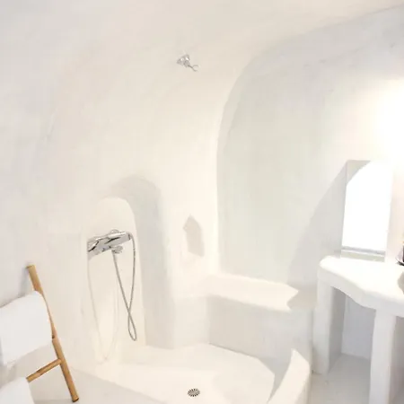 Elyvia Caves Hotel *