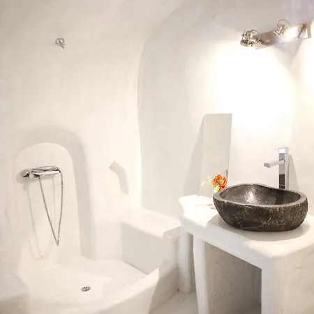 Elyvia Caves Hotel Foinikia (Santorini)