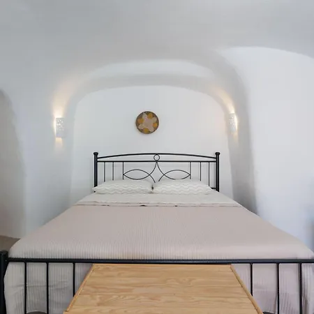 Elyvia Caves Foinikia (Santorini)