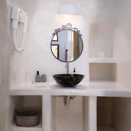 Elyvia Caves Hotell *